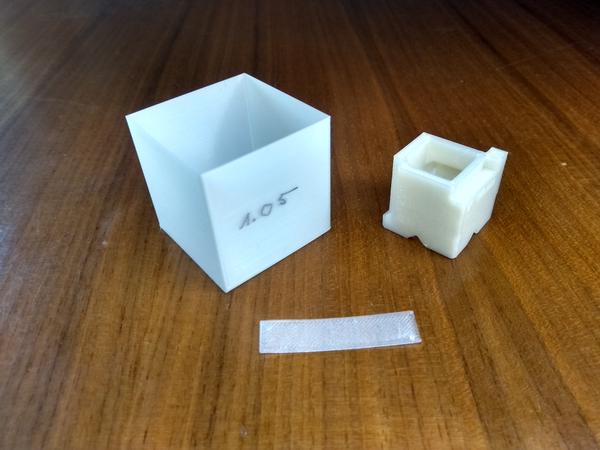 Three successful test prints, printed with Fillamentum NonOilen. One larger cube, printed in vase mode, one calibration cube, and a one-layer square.